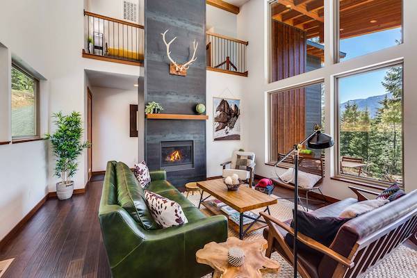 A living room of a Cle Elum vacation home